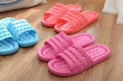 怎么洗掉塑料拖鞋上的頑固污漬？不用洗衣粉，只需用水變干凈！