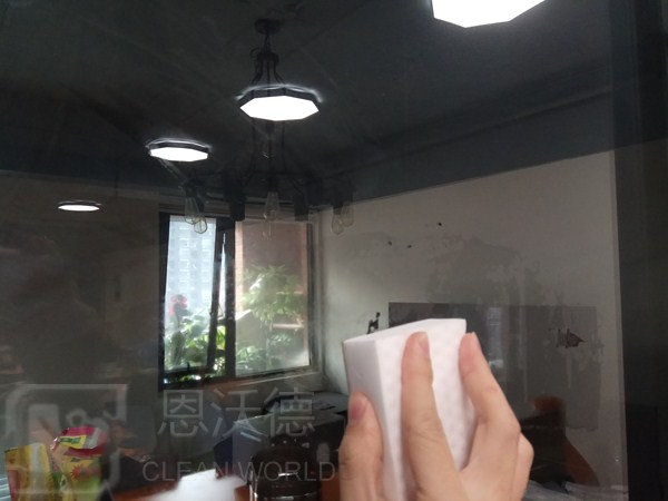 玻璃上的污漬怎用什么去除呢？玻璃上有水垢怎么辦？